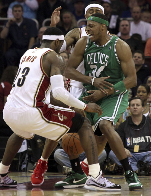 围变成持球 围变成持球